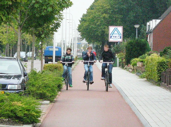 A Dutch separated cycle path with pedestrain path next to it